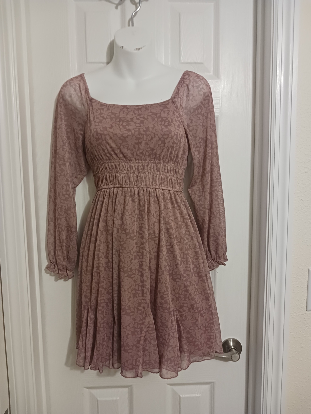 Long-Sleeve Smocked Waist Floral Dress in Dusty Mauve Size L